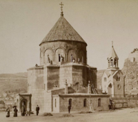 Армяне у стен древнего Армянского Кафедрального Собора X века в городе Карс. Фотография 1905 года
