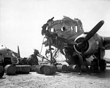 Обломки самолета С-54, уничтоженного на земле истребителями КНДР 25 июня 1950 года