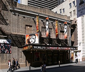 Фасад театра в 2007 году: прокат мюзикла «Отверженные».