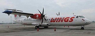 A Wings Air ATR 72–500 with its right wingtip broken.