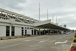 Вид на здание пассажирского терминала аэропорта
