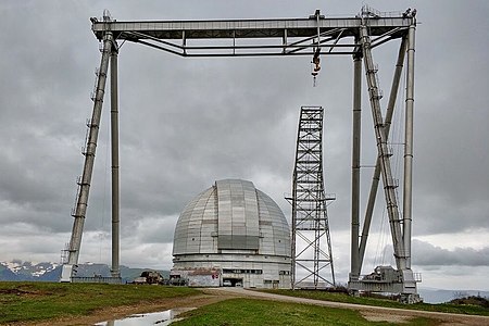 Общий вид на обсерваторию и кран