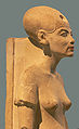 Фигура стоящей Нефертити.
