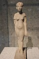 Фигура стоящей Нефертити.