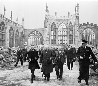 Черчилль в руинах собора (1941)