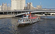 Теплоход «Аврора» на Москве-реке рядом с Большим Устьинским мостом