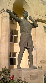 Памятник Тофику Бахрамову в Баку
