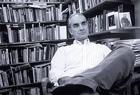 Э. Глисон в своём кабинете в Брауновском университете (1995)