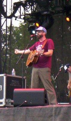Лидер группы Джон МакКри на фестивале Lollapalooza 2005.