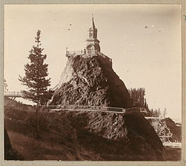 Часовная и памятник в 1910 году. Фото С. М. Прокудина-Горского.