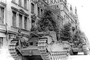 Танки MK IV «Черчилль» из состава 46-го гвардейского тяжёлого танкового полка на улице Выборга, июнь 1944 г.
