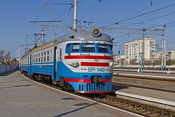Электропоезд ЭР1-140 на пассажирской платформе. 2014 год.