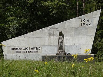 Памятник «Скорбящая мать» на месте захоронения заключенных концлагеря Stalag 351