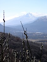 Вид на Ангар-Бурун с туфовой поляны, река Кизилкобинка.