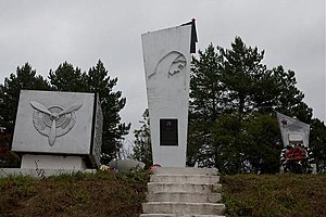 Памятник десантникам И. Г. Старчака (в центре), лётчику А. Г. Рогову (слева) и водителям Великой Отечественной войны (справа).
