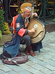 Бандурист Остап Киндрачук в казацкой одежде, играющий на площади в Познани