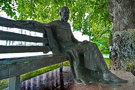 Памятник осетинскому поэту и просветителю К. Л. Хетагурову во Владикавказе.