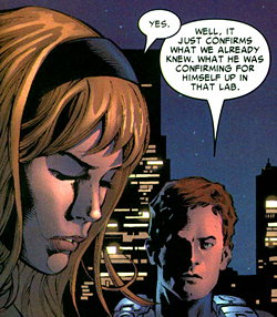 Габриэль Стейси (справа) и Сара Стейси (слева). Панель из комикса The Amazing Spider-Man #511. Художник — Майк Деодато.