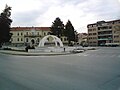 Музей в Битоле, с фонтаном перед ним, и старой застройкой на заднем плане
