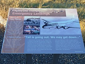 Памятная доска у аэропорта Брайс-Каньонruen, рассказывающая о катастрофе DC-6 в 1947 году и об успешной посадке MD-82 в 2000 году