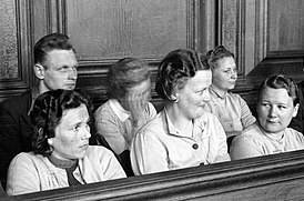 Ванда Клафф на суде в г. Штуттгоф, сидит в первом ряду справа