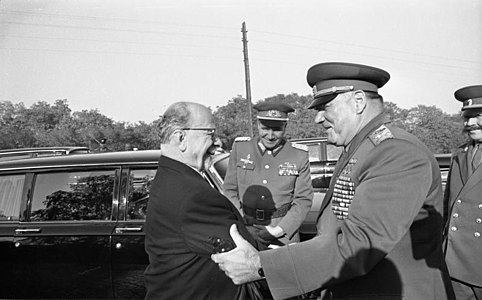 Главком ГСВГ (1960—1961; 1962—1965) И. И. Якубовский с руководителем ГДР В. Ульбрихтом, 1970 год