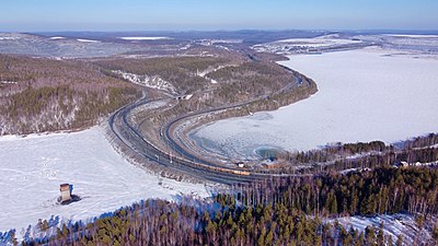 Плотина и водосброс (слева), соединяющий городской пруд и отсек осветлённой воды шламохранилища