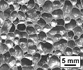 Алюминиевый пенометалл с крупными ячейками