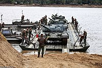 Переправа танков Т-72Б1 через Оку в ходе конкурса «Открытая вода».