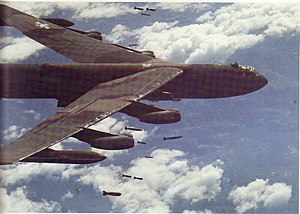 Бомбардировщик B-52 в небе