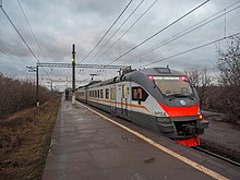 Поезд на станции Орудьево, видно разобранный путь