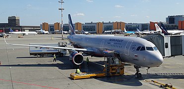 Airbus A321 Аэрофлота «Марк Бернес», пристыкованный к телетрапу 27, терминал D.