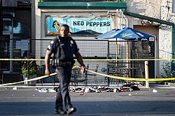 Полицейское оцепление возле бара «Ned Peppers» через несколько часов после инцидента. 4 августа 2019 года.
