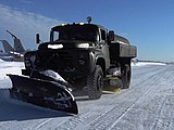 Машина КПМ-130 на уборке аэродрома. На бампере нет аэродромной разметки, так как машина также работает и за пределами аэродрома — на очистке улиц военного городка.