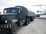 Топливозаправщик ТЗ-22 под самолётом Ту-134.