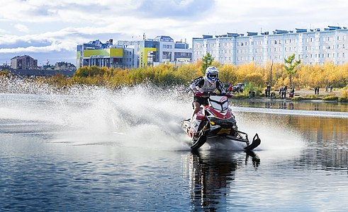 Гонки на снегоходах по воде в Новом Уренгое