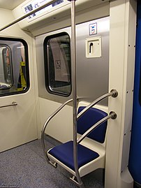 Одиночное сиденье и накопительная площадка в салоне головного вагона 81-760
