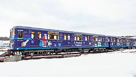 Поезд в фиолетовой расцветке в конце 2023 года