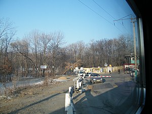 Железнодорожный переезд перед платформой (дорога к грязелечебнице) Вид из окна электропоезда