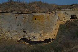 Остатки одного из бастионов со стороны моря.