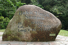 Памятный знак на вершине Букит-Тимаха