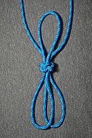 Fiador knot[en], Fiador knot, Ole fiador knot, Theodore knot[1], Hackamore diamond knot. Двойная петля. Однопрядная адаптация морского брилинтового узла.(693), который вяжется из 4-х. Ковбои используют его, как упряжку или запасную уздечку[1]. [abok 208]