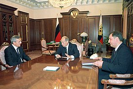 Янис Юрканс (слева) с президентом России Владимиром Путиным и председателем комитета Государственной Думы по международным делам Дмитрием Рогозиным. Москва, 21 сентября 2002 года