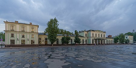 Общий вид вокзала с площади