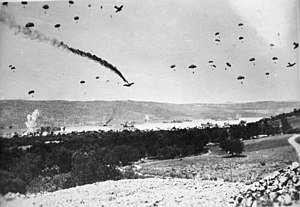 Высадка немецких парашютистов на Крит. Дым якобы подбитого «Junkers 52» добавлен на фотографию британцами в пропагандистских целях
