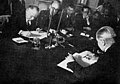 Нарком иностранных дел СССР М.М. Литвинов вместе с послом Финляндии в Москве бароном Арно Юрьё-Коскиненом подписывают 7 апреля 1934 г. протокол о продлении договора о ненападении 1932 г.