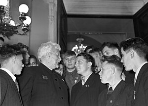 Иван Якушкин (второй слева) на встрече с комсомольцами. Москва, 1956 год.