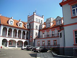 Бывший замок, а ныне больница Корфантува