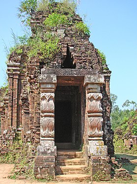 Песчаниковый дверной косяк храма C2 в Мишоне