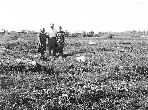 Деревня Куйвози. Пааво Сово у фундамента родного дома. 1959 год